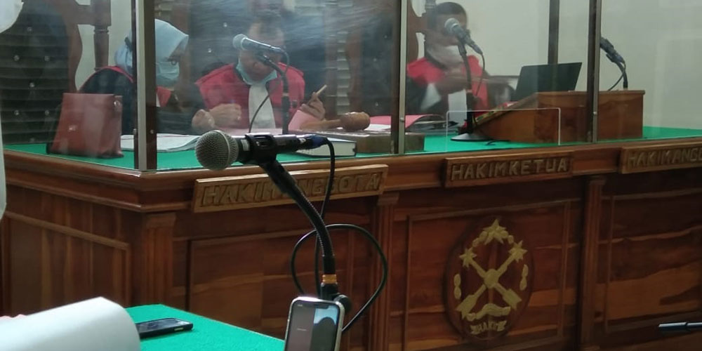 PUTUSAN: Rahim Fauzi Sitanggang, terdakwa penganiayaan ibu kandung menjalani sidang putusan secara virtual, Rabu (9/6).agusman/sumut pos.