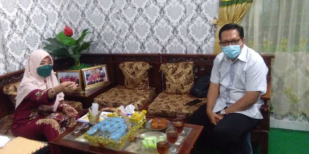 TEMUI: Anggota DPRD Sumut, Hendro Susanto (kanan) saat bertemu dengan Kepala MTSN Binjai, Nikmatussakdiah.