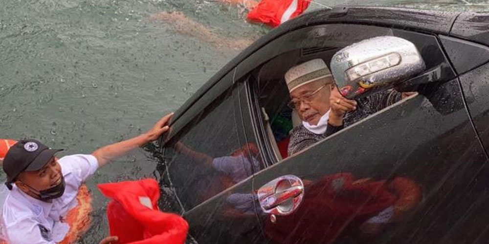 TERCEBUR: Petugas bersama warga berusaha mengangkat mobil Avanza yang tercebur ke Danau Toba saat KMP Ihan batak hendak bersandar di Pelabuhan ASDP Ambarita, Senin (31/5) sore pukul 15.00 WIB. Akibat kecelakaan ini, satu orang penumpang mobil Avanza tewas