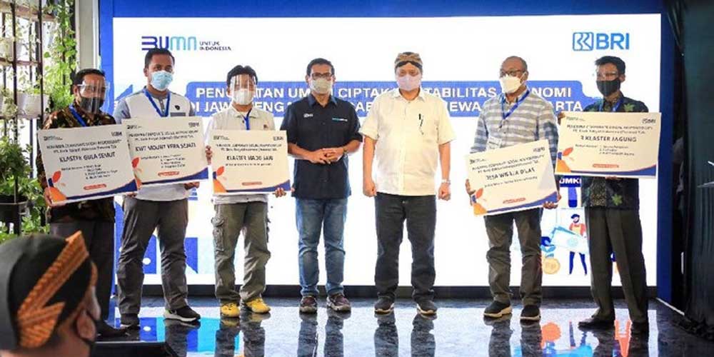 BERSAMA: Perwakilan BRI dan pelaku UMKM berfoto bersama usai acara webinar hybrid tentang sertifikat halal dan izin usaha di Jogjakarta, belum lama ini.
