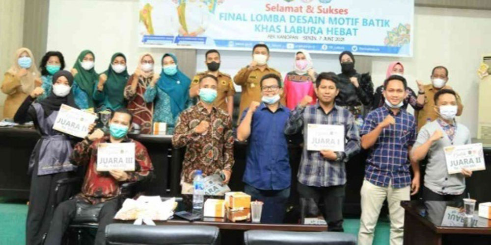 SERAHKAN: Bupati Labuhanbatu Utara, Hendriyanto Sitorus menyerahkan hadiah kepada pemenang Lomba Desain Batik Labura Hebat.fajar/sumut pos.