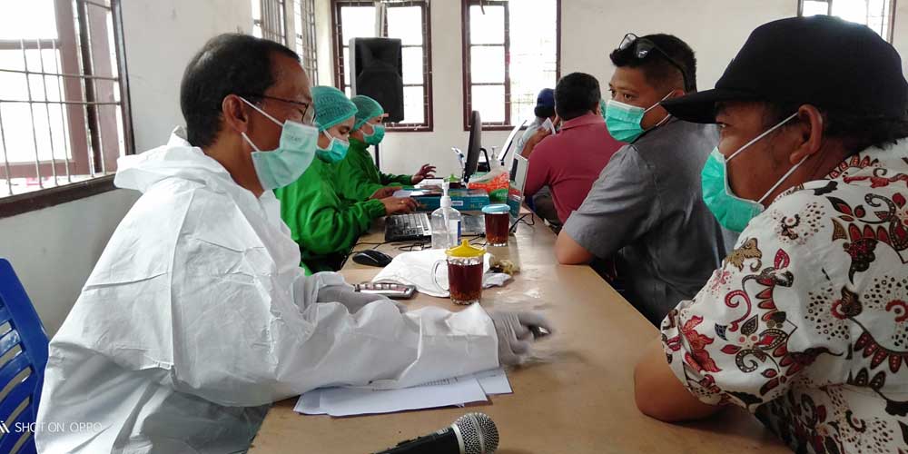 VAKSINASI: Pemkab Karo saat menggelar vaksinisasi massal di Kabanjahe. SOLIDEO/SUMUT POS.