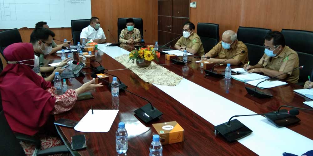 RDP: Dirut RSUD Pirngadi Medan, Suryadi Panjaitan saat RDP dengan Komisi II DPRD Kota Medan, Senin (28/6).Markus/sumu tpos.