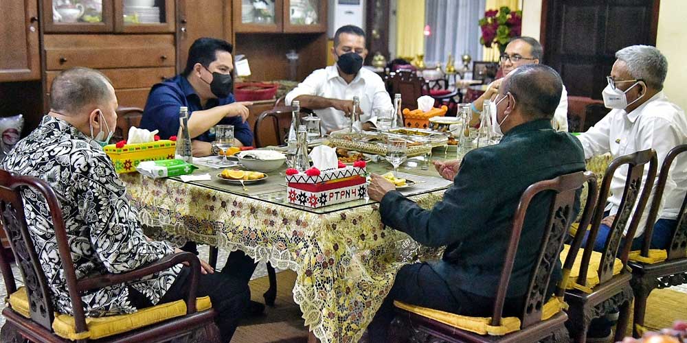 MAKAN MALAM: Menteri BUMN Erick Thohir makan malam bersama Gubernur Edy Rahmayadi dan Wakil Gubernur Musa Rajekshah sembari membahas berbagai potensi di Sumut, di kediaman pribadi keluarga Wakil Ketua I TP PKK Sumut Sri Ayu Mihari, di Jalan Medan Area Sel
