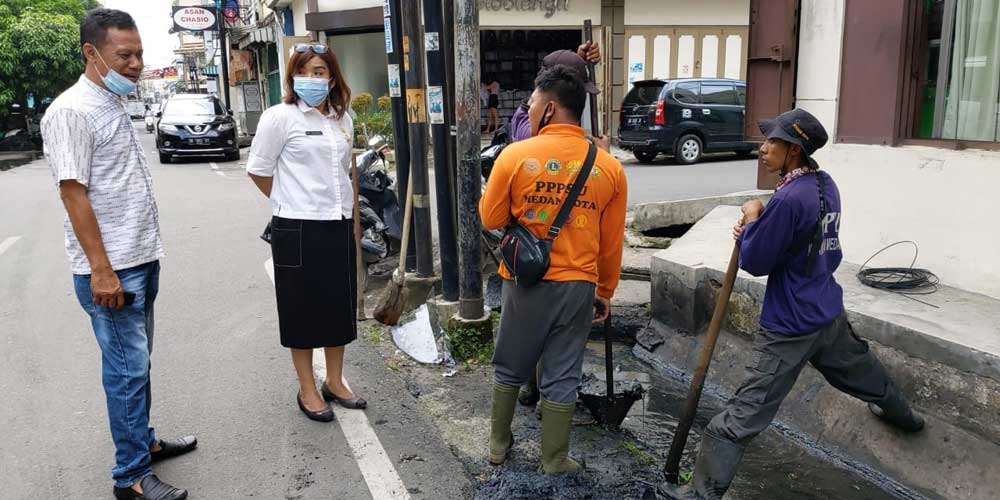 GOTONG ROYONG: Lurah Sei Rengas 1 Medan Kota, Eva Simamora (dua kiri)  saat menggelar gotong-royong. tomi/sumu tpos.