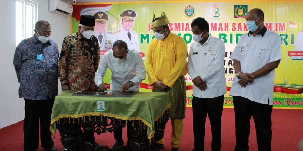RESMIKAN: Gubsu H. Edy Rahmayadi didampingi Wabup Langkat, H. Syah Afandin, Wali Kota Binjai Amir Hamzah dan direktur RSU Mahkota Bidadari menandatangiberita acara peresmian RSU Mahkota Bidadari.  ILYAS EFFENDY/ SUMUT POS.