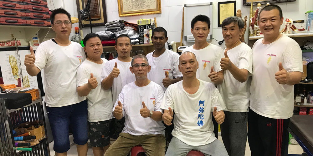 BERSAMA:  Guru Ong (duduk kanan) foto bersama dengan murid dan anggotanya di Komplek Karya Sehati Residence Jalan Karya Sehati No 7 Karang Barombak, Medan Barat, Rabu (23/6).