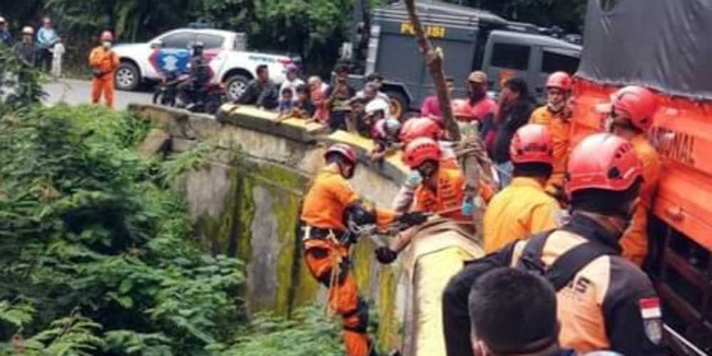 PENCARIAN: Petugas gabungan saat melakukan pencarian keberadaan Herlan Ginting di seputaran sungai.solideo/sumut pos.
