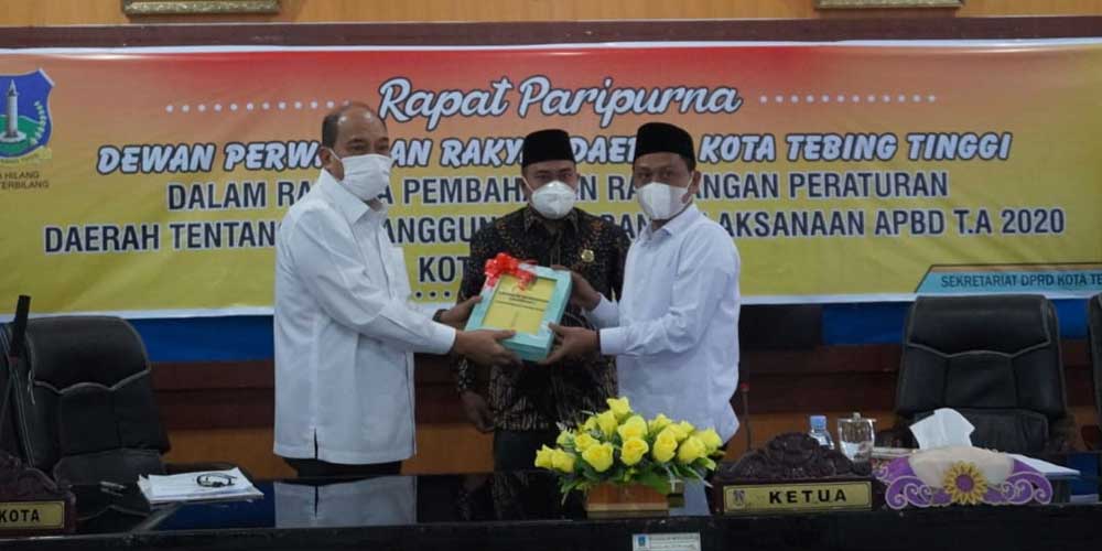 SERAHKAN :  Wali Kota Tebingtinggi, Umar Zunaidi Hasibuan menyerahkan dokumen Ranperda Pertanggungjawaban Pelaksanaan Anggaran Pendapatan dan Belanja Daerah kepada Ketua DPRD Basyaruddin Nasution.