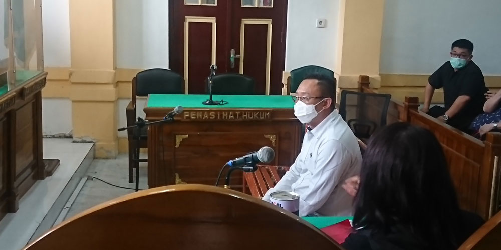 TUNTUTAN: Wendy Kartono, terdakwa kasus oli palsu, menjalani sidang tuntutan secara virtual di PN Medan, Jumat (11/6).agusman/sumut pos.
