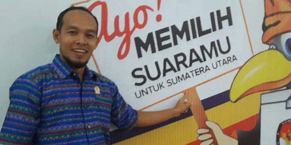 KETERANGAN: Ketua KPUD Labuhanbatu, Wahyudi, berfoto, usai memberikan keterangannya terkait Pilkada di Labuhanbatu.