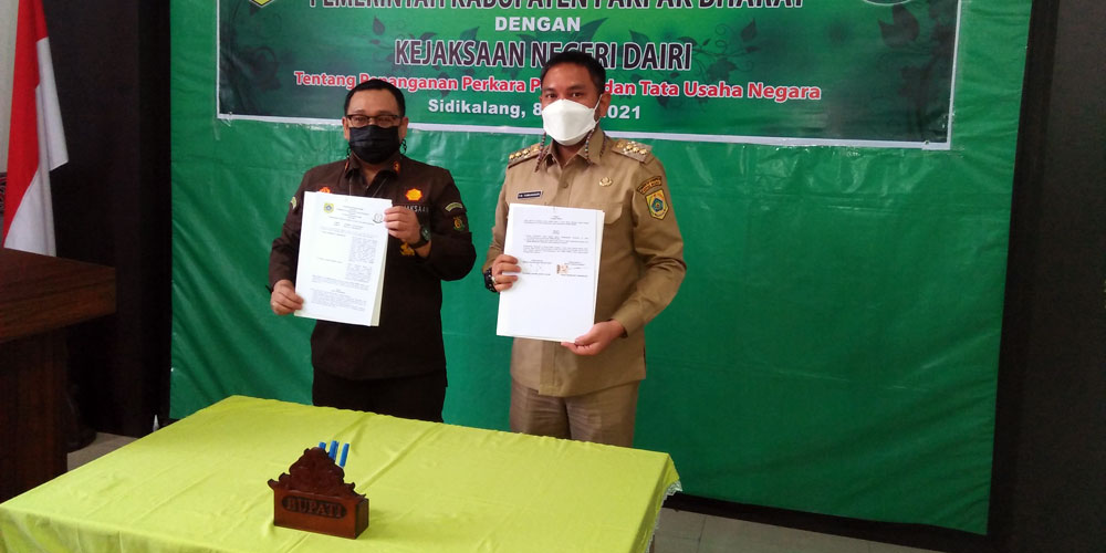 KERJA SAMA: Kepala Kejaksaan Negeri Dairi, Syahrul Juaksha Subuki dan Bupati Pakpak Bharat, Franc Benhard Tumanggor menunjukkan naskah kerja sama dibidang Datun usai ditandatangani, Selasa (8/6).RUDY SITANGGANG/SUMUT POS.
