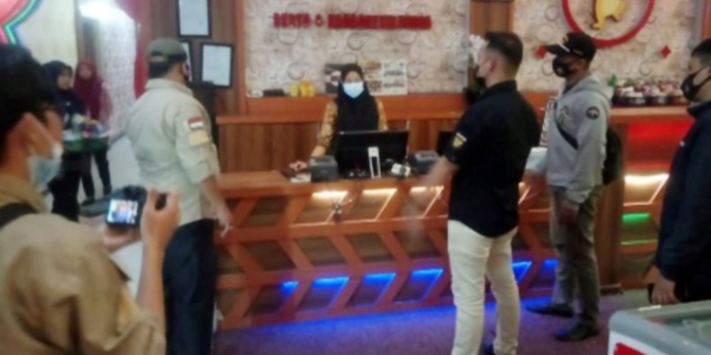 OPERASI YUSTISI: Lurah Sei Renggas, Didi Prasetyo dan tim lakukan operasi yustisi Covid-19 di Nada Karoke Kota Kisaran.istimewa/sumut pos.