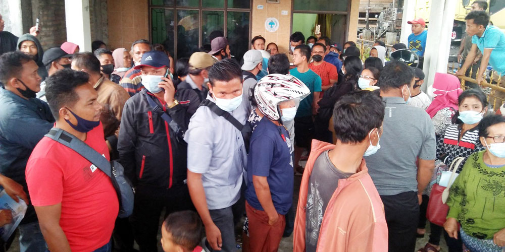 DATANGI: Ratusan nasabah YSAN di Dairi mendatangi Kantor Cabang YSAN di Desa Hutarakyat, Kecamatan Sidikalang, meminta pihak yayasan bayarkan tabungan nasabah.