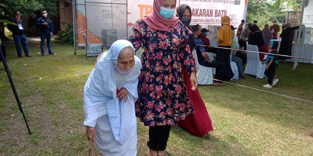PULANG: Nenek Saomah Sipahutar, warga Jalan AMD, Bakaran Batu, Rantau Selatan, Labuhanbatu, jadi pemilih tertua di PSU Kedua Pilkada Labuhanbatu.FAJAR DAME HARAHAP/SUMUT POS.