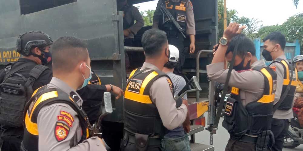 DIAMANKAN: Petugas Polda Sumut dan jajaran mengamankan sejumlah preman dan pelaku pungli di Medan, Selasa (15/6).  istimewa/sumutpos.