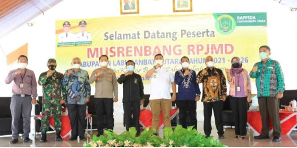 BERSAMA: Bupati Labura Hendriyanto Sitorus diabadikan bersama jajaran pada Rapat Rencana Pembangunan Jangka Menengah Daerah Kabupaten Labura 2021-2026 di Aula Pendopo Kantor Bupati Labura, Kamis (24/6).FAJAR DAME HARAHAP/SUMUT POS.