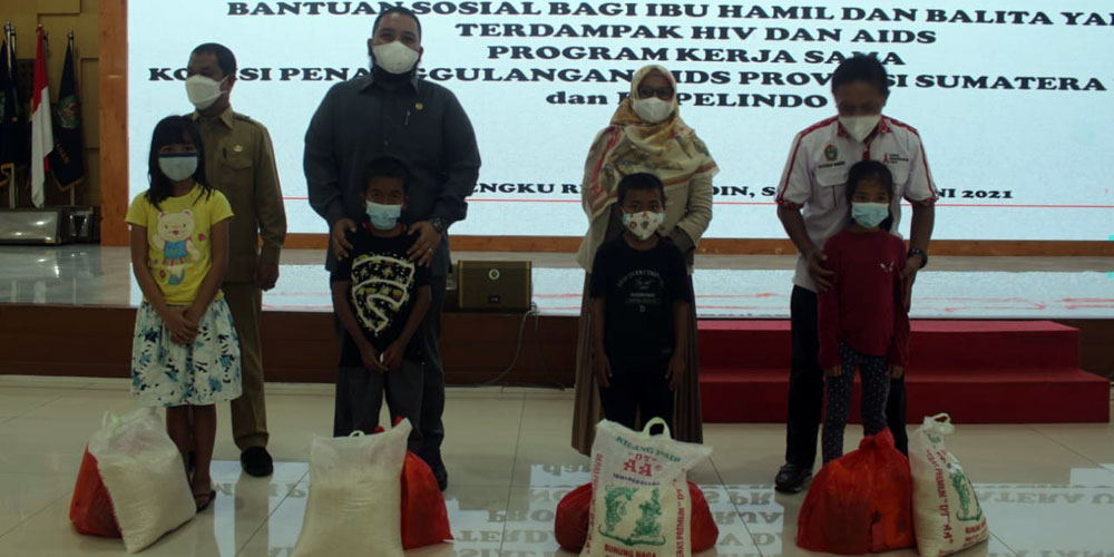 KESEJAHTERAAN: Pelindo 1 mendukung kegiatan kesejahteraan sosial ekonomi masyarakat dengan menyalurkan bantuan kepada ibu hamil dan balita yg terdampak HIV Aids, beberapa waktu yang lalu.