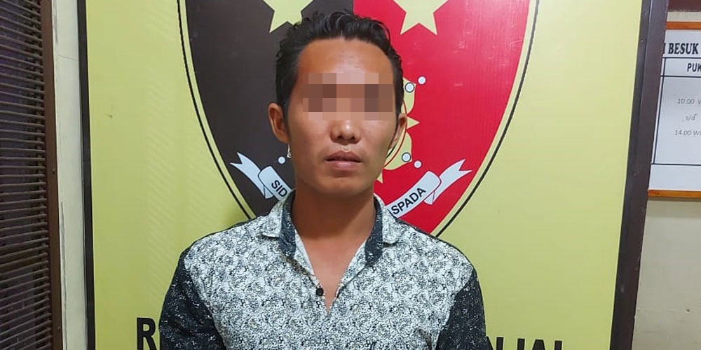 DIPAPARKAN: Tersangka pengintip di rumah warga, Mika Sanjaya dipaparkan Polsek Binjai, Senin (1/6).tedy/sumut pos.