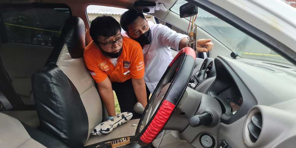 OLAH TKP: Penyidik Kepolisian melakukan olah TKP kasus penembakan yang menewaskan Mara Salem Harahap, wartawan di Simalungun, Sabtu (19/6). istimewa.