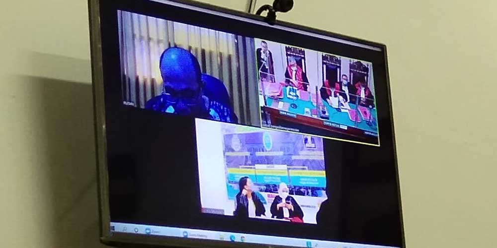 SIDANG VIRTUAL: Aipda RS, terdakwa kasus pembunuhan menjalani sidang dakwaan secara virtual, Senin (21/6).
