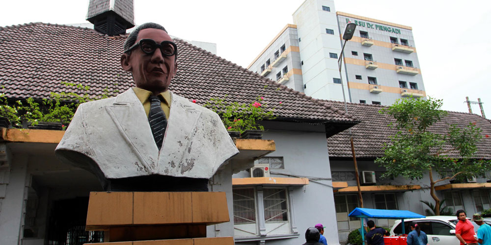 RAMAI: RSUD dr Pirngadi Medan ramai dikunjungi pasien yang melakukan pengobatan rawat jalan.