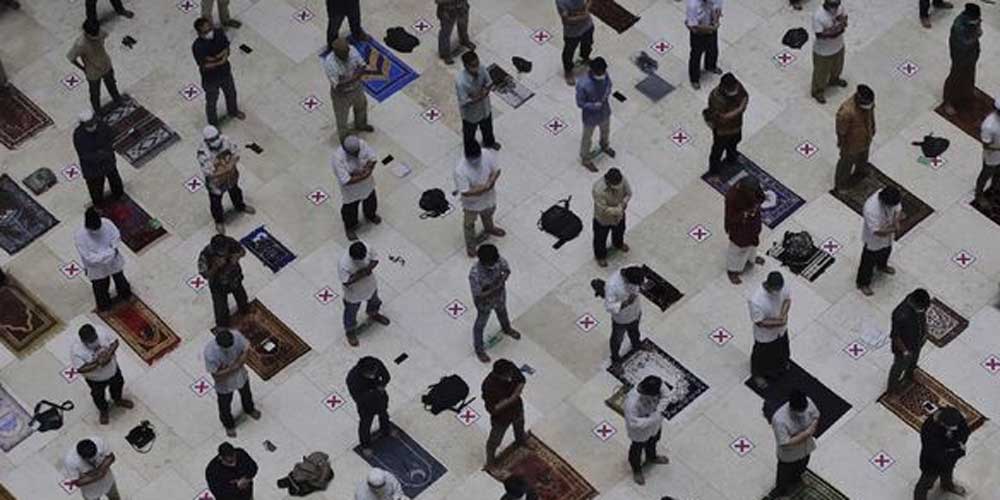 SALAT JUMAT: Jamaah saat Salat Jumat. Salat Jumat saat masa pandemi virus corona (Covid-19) tak bisa digelar secara virtual.