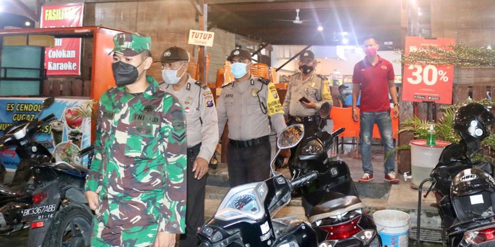 RAZIA: Satgas saat merazia salah satu kafe di kawasan Jalan Sutomo yang melanggar operasional jam malam.