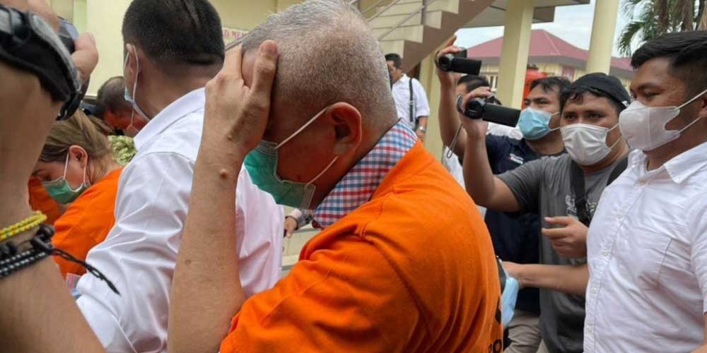 DIGIRING: Sekda Nias Utara Yafeti Nazara saat digiring ke Mapolrestabes Medan, beberapa waktu lalu.