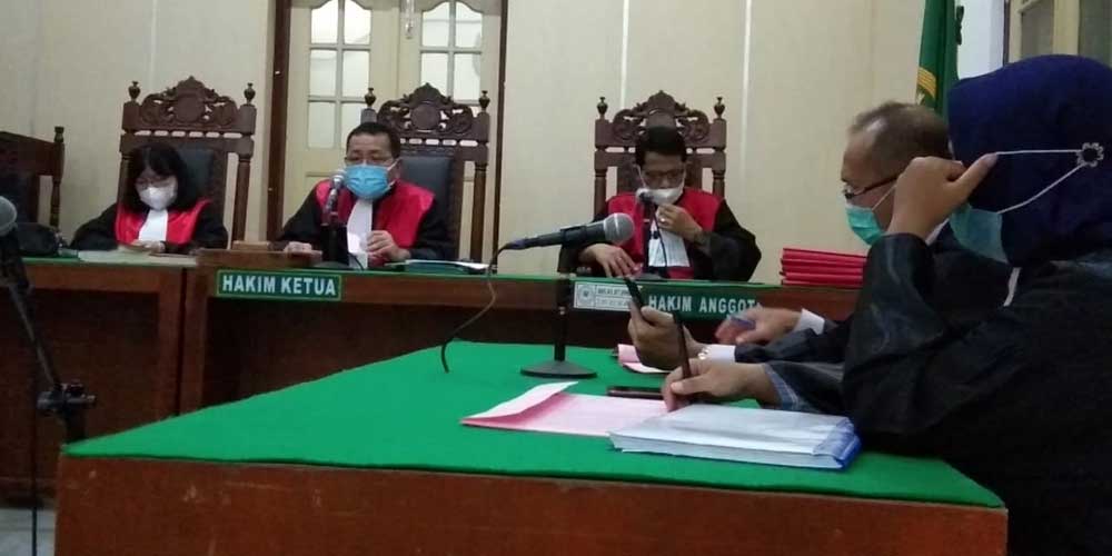 PUTUSAN: Salamuddin alias Udin dan M Amril Tanjung, terdakwa kasus ganja menjalani sidang putusan secara virtual, Kamis (17/6).agusman/sumut pos.