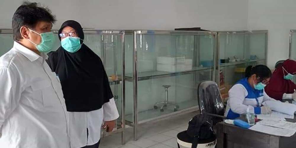 TINJAU: Staf Ahli Gubernur Sumatera Utara Bidang Hukum, Politik dan Pemerintahan, Binsar Siagian didampingi Juru Bicara Covid-19 Kota Tebingtinggi dr Henny Sri Hartati meninjau RSUD Kumpulan Pane tempat petawatan Covid-19.