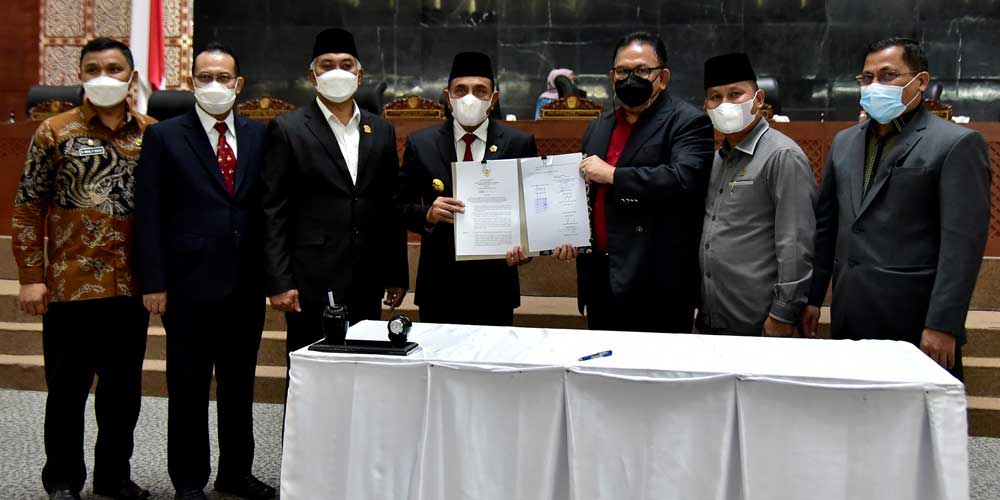 SETUJUI:  Pemprov Sumut dan DPRD Sumut setujui Raperda tentang Pertanggungjawaban Pelaksanaan APBD Sumut TA. 2020 di Ruang Rapat Paripurna DPRD Sumut, Jalan Imam Bonjol Medan, Kamis (24/6).
