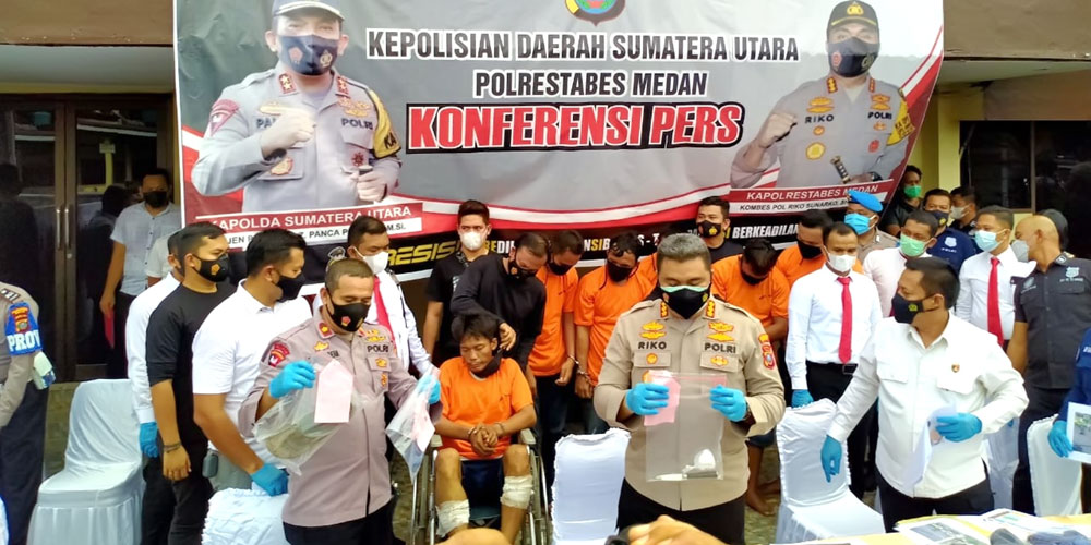 PAPARKAN: Pelaku begal di persimpangan Jalan Gaperta dipaparkan Polda Sumut, Rabu (2/6).M IDRIS/sumut pos.