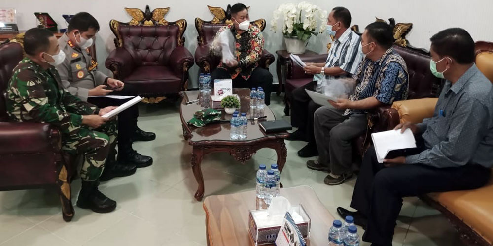 RAPAT: Bupati Dairi, Eddy KA Berutu dihadiri Kapolres AKBP Ferio Sano Ginting dan Dandim 0206 Letkol Arm Adietya Y Nurtono pimpin rapat terbatas bahas maraknya perambahan hutan di kawasan Lae Pondom dan Dolok Tolong Kecamatan Sumbul, Sabtu (5/6).RUDY SITA