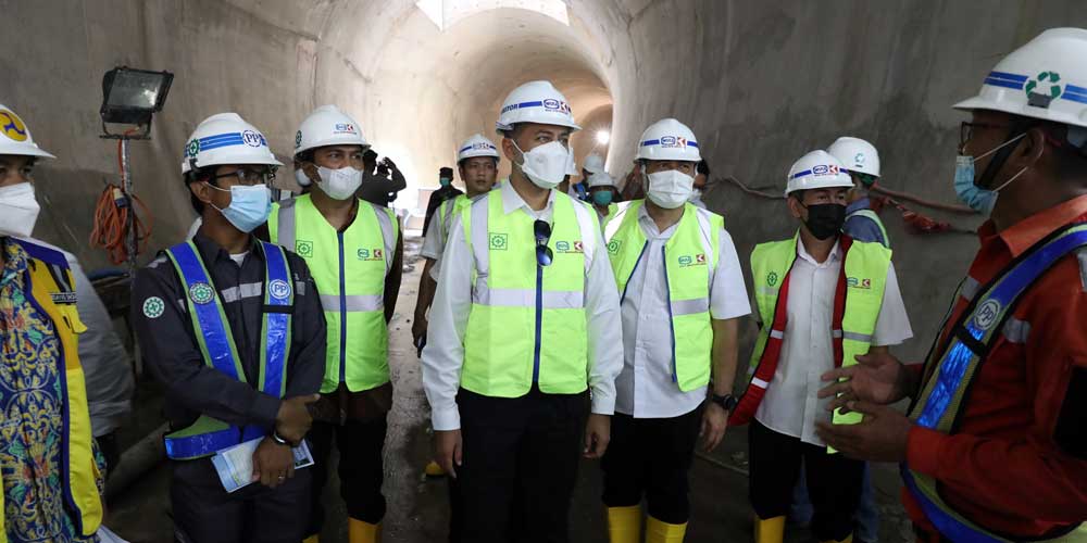 TINJAU: Wagubsu, Musa Rajekshah meninjau pembangunan Bendungan Lau Simeme, di Desa Kuala Dekah Lau, Kecamatan Sibiru Biru, Kabupaten Deliserdang, Rabu (16/6).