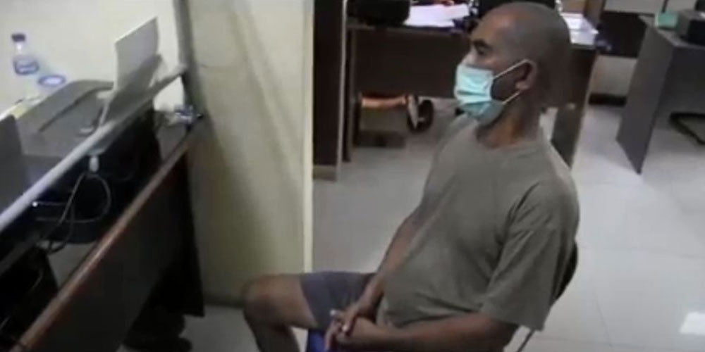 PERIKSA: Ayah pemerkosa anak saat diperiksa.