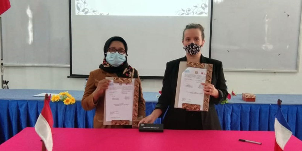 PIAGAM: Kepala SMAN 19 Medan, Renata Nasution bersama guru sedang menunjukkan piagam penghargaan yang diperoleh SMAN 19 Medan, baru-baru ini.