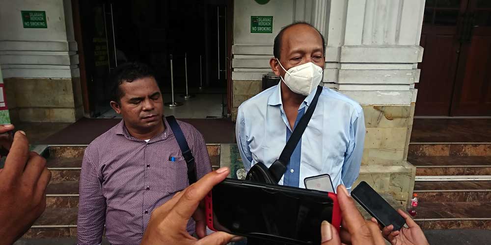 KETERANGAN: Korban Joni Halim (kanan) dan PH Marimon Nainggolan diwawancarai seusai sidang putusan terdakwa Anwar Tanuhadi, Kamis (1/7).agusman/sumut pos.