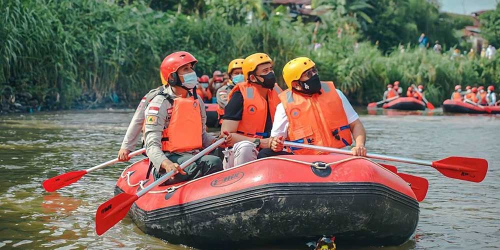 ARUNGI SUNGAI: Wali Kota Medan, Bobby Nasution bersama lainnya,  mengarungi Sungai Deli dengan perahu karet untuk melihat langsung kondisi sungai, baru-baru ini.