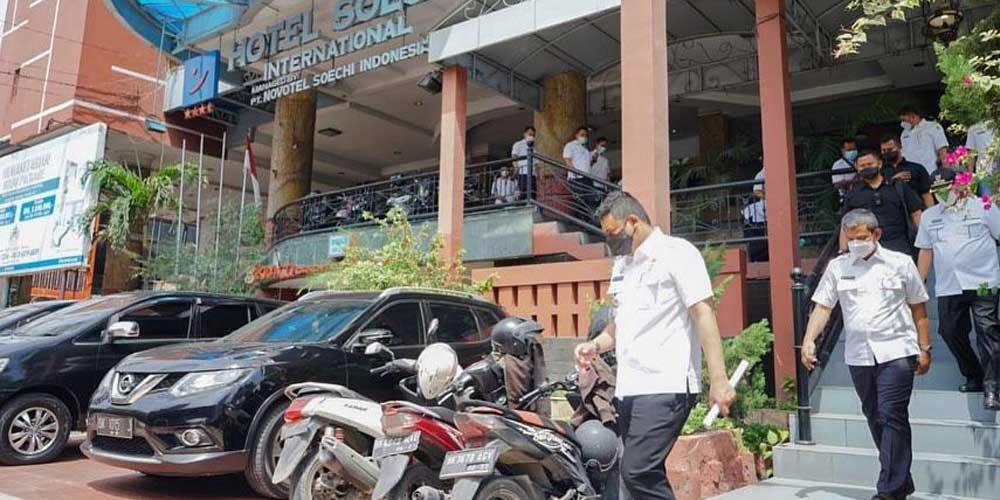 USAI TINJAU: Wali Kota Medan Muhammad Bobby Nasution usai meninjau persiapan gedung eks Hotel Soechi Medan untuk dijadikan tempat isolasi terpadu bagi pasien Covid-19 bergejala ringan.