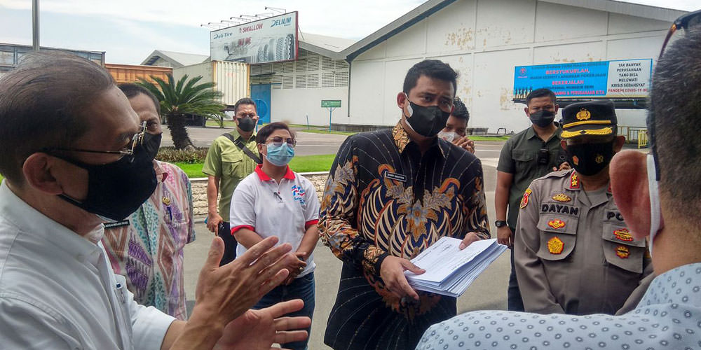 TINJAU: Wali Kota Medan Bobby Afif Nasution saat meninjau pelaksanaan PPKM darurat di sebuah pabrik di kawasan Belawan, Kamis (15/7).