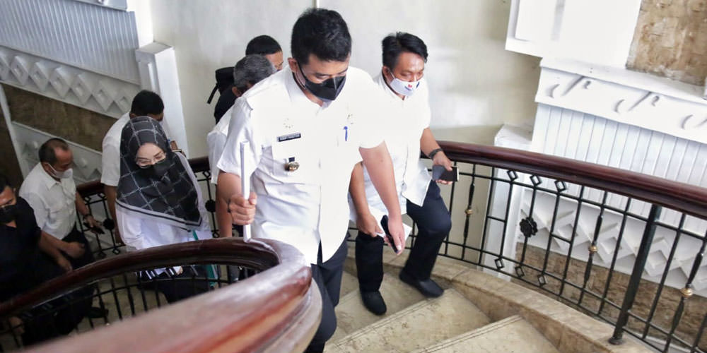 TINJAU: Wali Kota Medan Muhammad Bobby Afif Nasution bersama Sekda Medan Wiriya Alrahman dan sejumlah kepala OPD meninjau gedung eks Novotel Soechi di Jalan Cirebon, Medan Kota, yang akan digunakan sebagai tempat isolasi bagi pasien Covid-19 dengan gejala