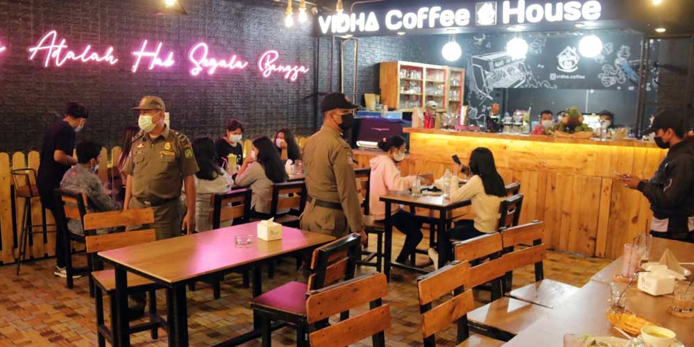 BUBARKAN: Tim Satgas Kota Medan saat membubarkan  pengunjung di salah satu kafe di Jalan HM Joni Medan, Kamis (1/7) malam.
