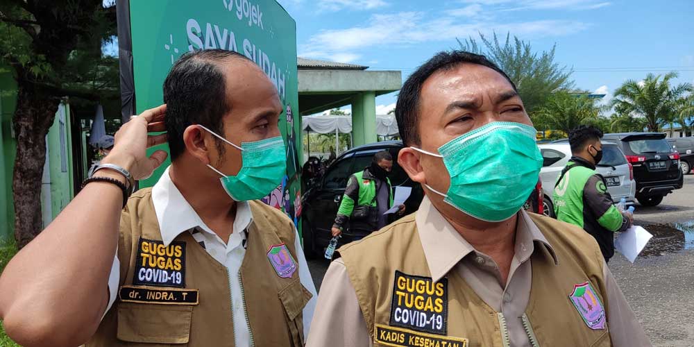 BERI KETERANGAN: Kadinkes,  dr. Sugianto (kanan) didampingi Kepala Bidang Pencegahan, dr. Indra Tarigan saat memberi keterangan.
