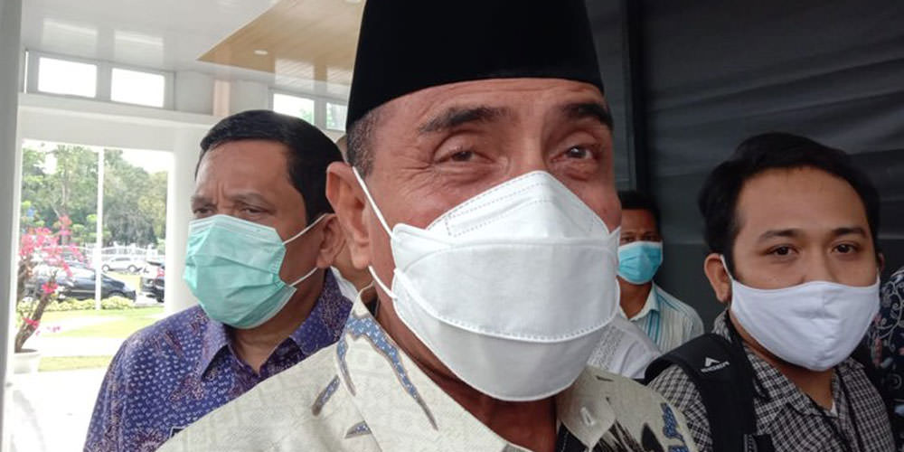 WAWANCARA: Gubsu, Edy Rahmayadi  saat diwawancari wartawan. Gubsu berjanji akan memecat oknum guru SMA Negeri 3 Medan yang diduga melakukan pungli.