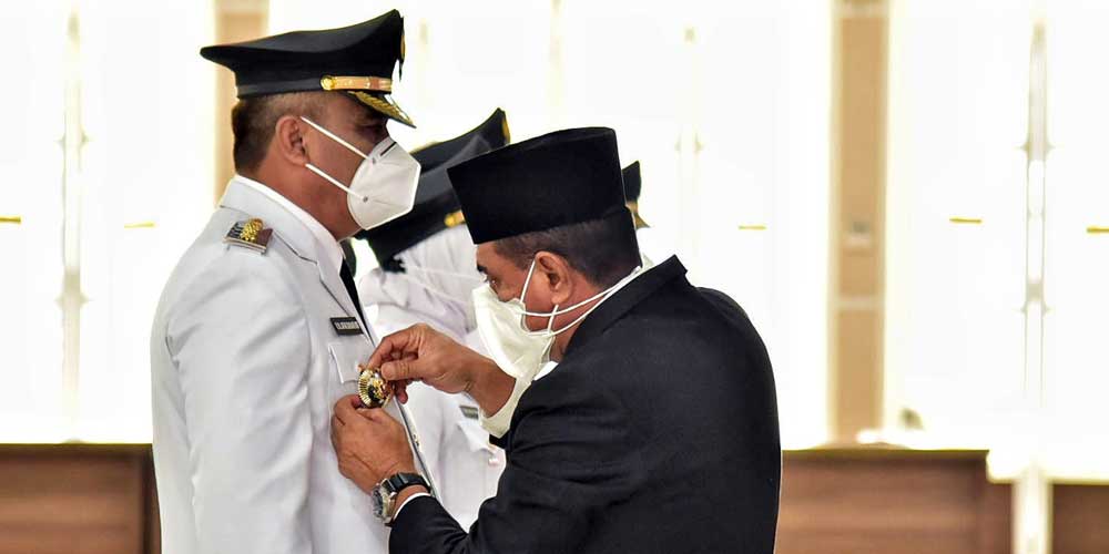 LANTIK: Gubsu Edy Rahmayadi menyematkan lencana jabatan kepada Jakfar Sukhairi Nasution yang dilantik sebagai Bupati Mandailing Natal di Aula Tengku Rizal Nurdin, Kamis (22/7). Selain Bupati dan Wakil Bupati Mandailing Natal, Gubsu juga melantik Bupati da