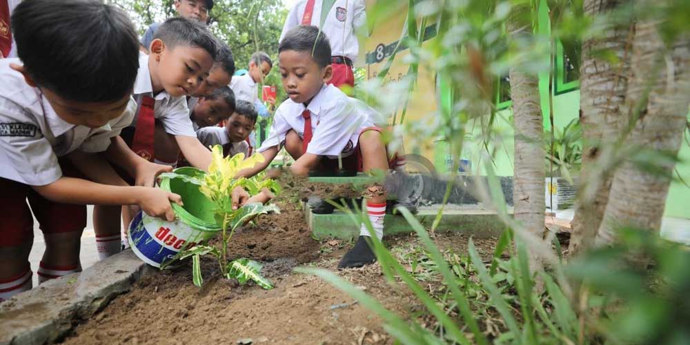TANAM POHON: Siswa SD saat menanam pohon di sekolah beberapa waktu lalu.