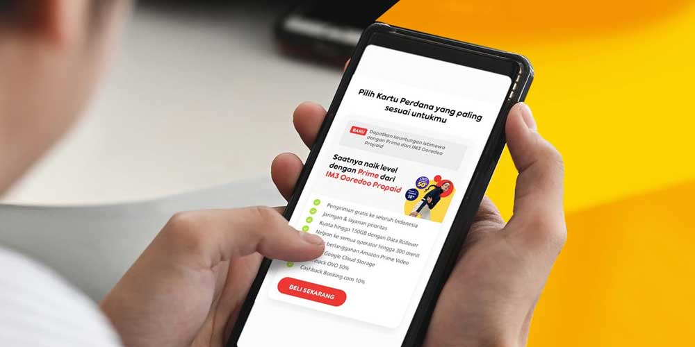 APLIKASI: Pelanggan Indosat Ooredoo saat membuka aplikasi untuk mengetahui berbaagai program terbaru.