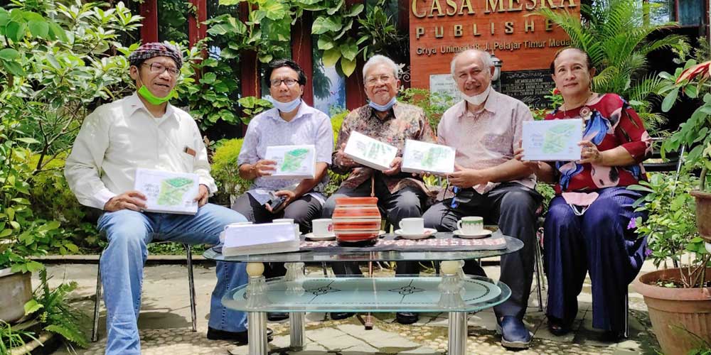 DIABADIKAN: Koordinator KMS M-SU Peduli Lapangan Merdeka Medan Prof Usman Pelly (tengah), diabadikan bersama anggota koalisi yang selama bertahun-tahun konsern memerdekakan Lapangan Merdeka Medan.