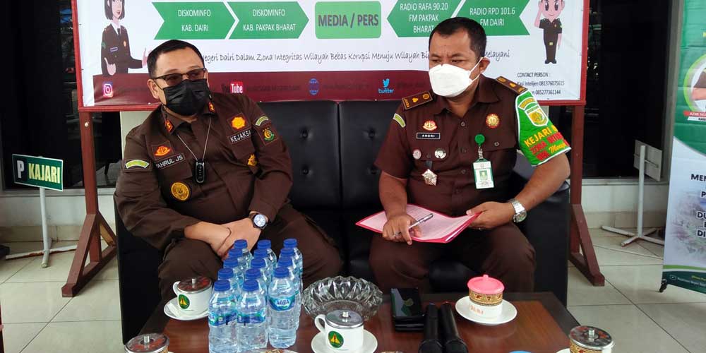 PAPARKAN: Kajari Dairi, Syahrul Juaksha Subuki (kiri) didampingi Kasi Intelijen, Andri Dharma memaparkan sejumlah penanganan kasus melalui program “Siapp Beraksi” saat coffee morning dengan wartawan, Selasa (6/7).RUDY SITANGGANG/SUMUT POS.
